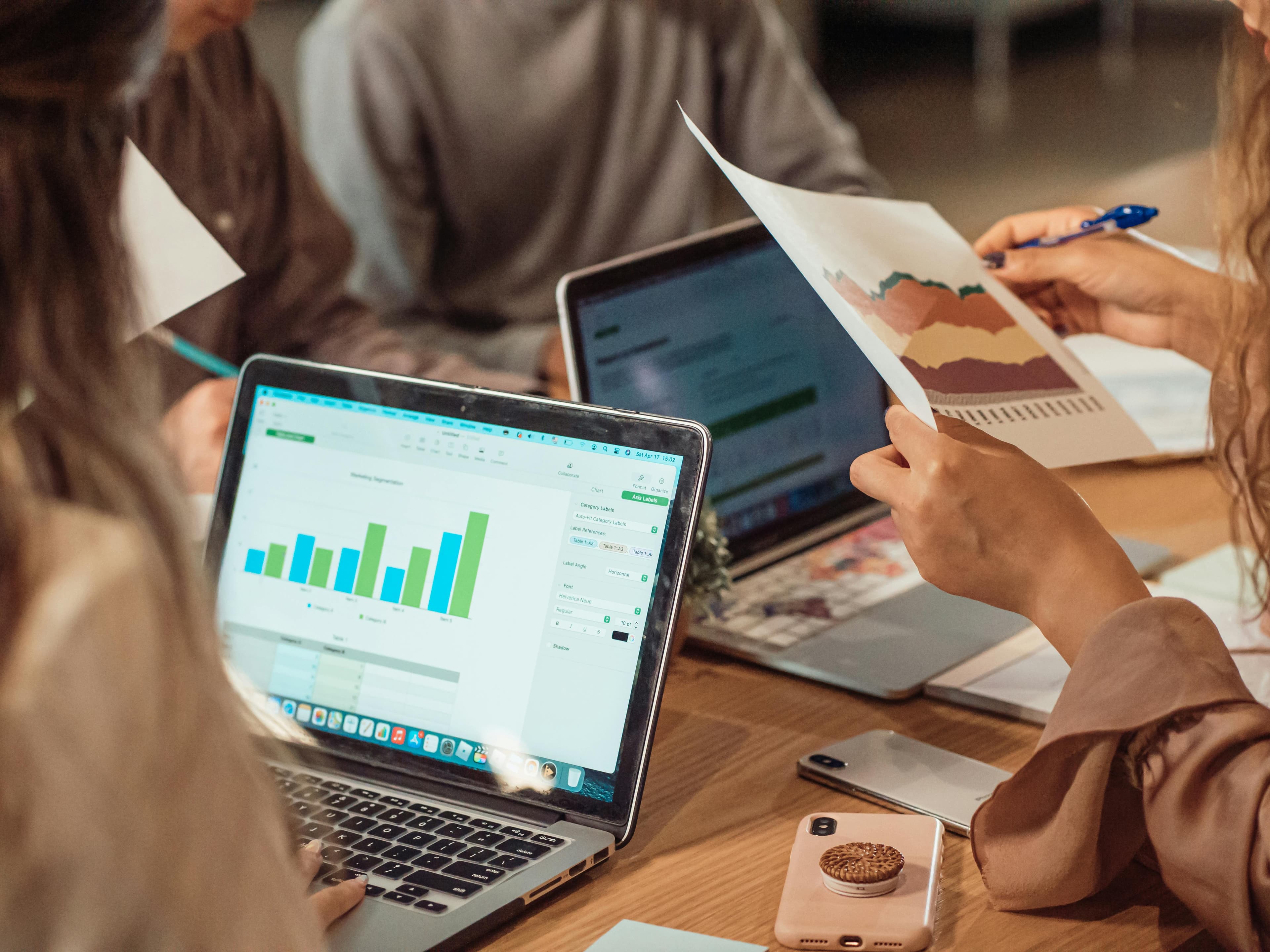 Equipo comercial revisando indicadores de ventas en una mesa de trabajo